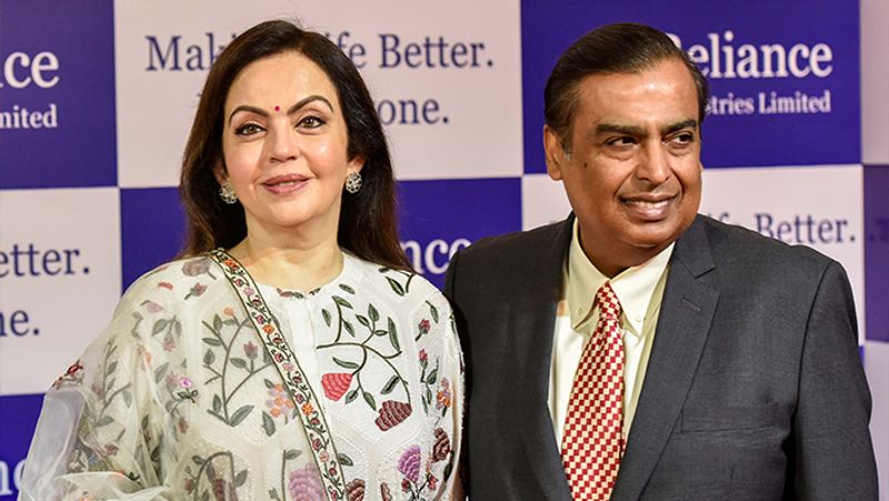 कुछ दिनों पहले खबर आई थी कि मुकेश अंबानी की कंपनी रिलायंस सभी मीडिया और डिस्ट्रीब्यूशन कंपनियों को नेटवर्क18 में मर्ज करेगी। इसके तहत टीवी18 ब्रॉडकास्ट, हैथवे केबल एंड डेटाकॉम और डेन नेटवर्क्स को नेटवर्क18 मीडिया एंड इन्वेस्टमेंट में मर्ज कर दिया जाएगा।