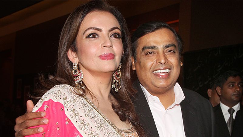 नीता अंबानी ने मुकेश अंबानी से शादी के लिए हां तो कर दी लेकिन उन्होंने शादी से पहले एक शर्त रखी। नीता अंबानी उस समय पढ़ाई कर रही थी और चाहती थी कि उनकी शादी तब हो जब वो अपनी स्टडी पूरी कर लें। उन्होंने ये बात जब धीरूभाई अंबानी से कही तो उनकी इस शर्त को उन्होंने मान लिया।