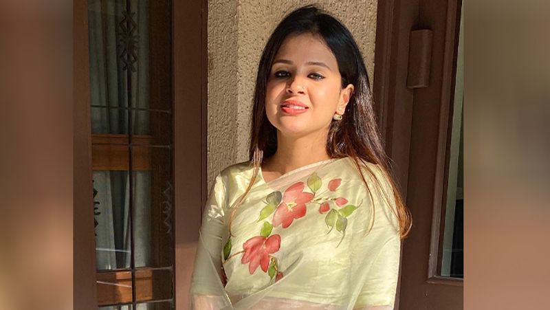 इससे पहले साक्षी ने एक और कविता लिखी थी जो कोरोना वॉरियर्स के लिए एक मैसेज था। इस कविता में मिसेज धोनी ने कोरोना वायरस को दानव कहा था। साथ ही चिकित्सक, पुलिसकर्मी और लोक सेवा अधिकारियों की जमकर तारीफ की थी। 