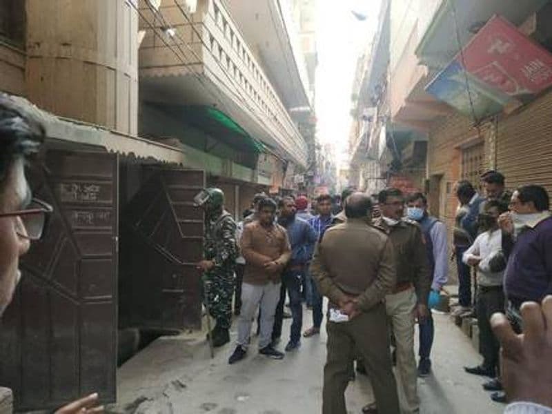 मीडिया रिपोर्ट्स के मुताबिक, मृतक बैटरी वाला रिक्शा चलाता था। शंभू अपनी पत्नी और तीन बच्चों के साथ भजनपुरा में किराए के मकान में रहता था। स्थानीय लोगों ने बताया कि चार से पांच दिन तक घर का दरवाजा बंद था।