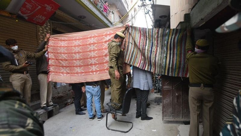 क्या यह एक और बुराड़ी है? : साल 2018 में दिल्ली के बुराड़ी में एक घर में 11 लाशें मिली थीं। पड़ताल में पाया गया कि इन 11 लोगों ने आत्महत्या की थी। घर के लोगों ने तंत्र-मंत्र के चक्कर में पड़कर ऐसा कमद उठाया था। भजनपुरा में भी पुलिस को शक है कि कहीं यह बुराड़ी जैसा ही मामला तो नहीं है।