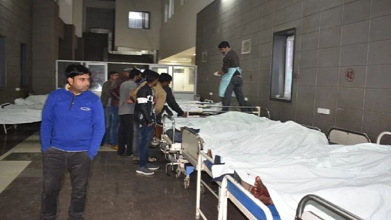 बस हादसे में जान गंवाने वाले मृतकों के नाममुकेश कुमार, विनोद कुमार, कलमुद्दीन, भगवान चौधरी, हरिंद्र पासवान, भूरा (कंटेनर का ड्राइवर), चंदन महतो, नागेश्वर शाह, गुलशन कुमार, अनिल शाह, राकेश कुमार, चंदन और 2 अज्ञात।