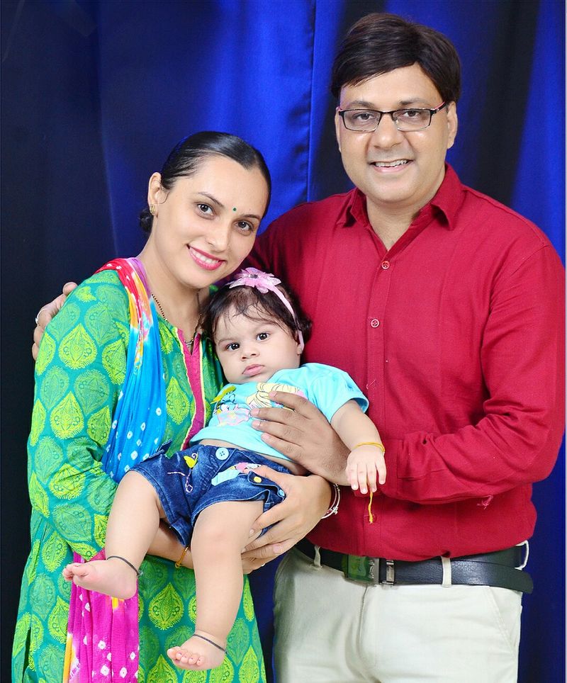 कोमल ने शादी कर ली और आज उनकी एक हैप्पी मैरिड लाइफ है। वो एक बच्ची की मां भी हैं। कोमल की कहानी से सिविल सर्विस एग्जाम की तैयारी कर रही छात्राओं को सीख लेनी चाहिए। अपने पैरों पर खड़ा होना कितना जरूरी है, महिलाओं को कमतर आंकने वाले समाज के लिए कोमल एक आईना हैं।