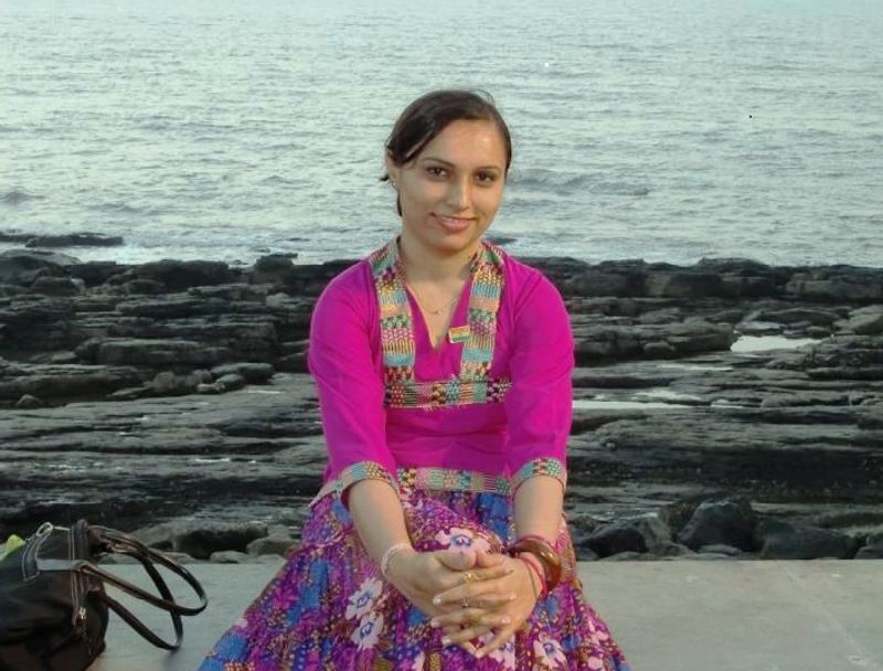 हालांकि उनकी शादी जिस एनआरआई से की गई वो उसे पति के रूप में प्यार भी करने लगीं। इतना प्यार की सरकार से उसके लिए लड़ गईं लेकिन वो शख्स उन्हें छोड़कर जा चुका था। उनका NRI पति ने उन्हें आईएएस का इंटरव्यू और एग्जाम देने को मना किया। इसके बाद वो उन्हें छोड़ न्यूजीलैंड चला गया।