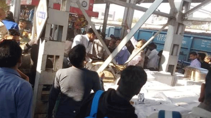 bhopal railway station big-accident foot over bridge collapses on nine people Injured kpr bhopal railway station big-accident foot over bridge collapses on nine people Injured kpr
