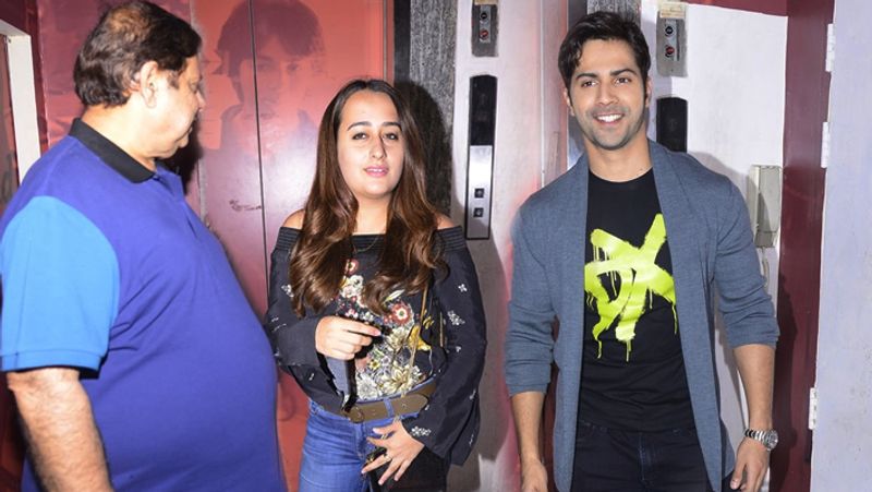 सोशल मीडिया पर वायरल हो रही फोटोज में देखने के लिए मिल रहा है कि इस पार्टी में वरुण धवन के अलावा उनके पिता डेविड धवन, फिल्ममेकर करण जौहर, मनीष मल्होत्रा जैसे कई सेलेब्स उनके घर पर पहुंचे थे।