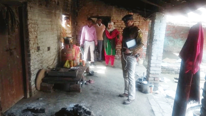महिला के पति विश्वनाथ ने बतााय कि वह रात को अंदर वाले कमरे में सो रहे थे। जबकि उनकी पत्नी कृष्णा बाहर बरामदे में सो रही थी। सुबह देर हो जाने के बाद भी जब वो मेरे लिए चाय लेकर नहीं आई तो मैंने उसको अवाज लगाई। लेकिन कोई जबाव नहीं आया। फिर मैंने आंगन में जाकर देखा तो वह कहीं नहीं दिखाई दी और घर का मुख्य दरवाजा खुला हुआ था। अचानक एक कोने में जली हुई खाट दिख रही थी। पास जाकर देखा तो पत्नी का सिर्फ आधा पैर अधजला दिख रहा था।