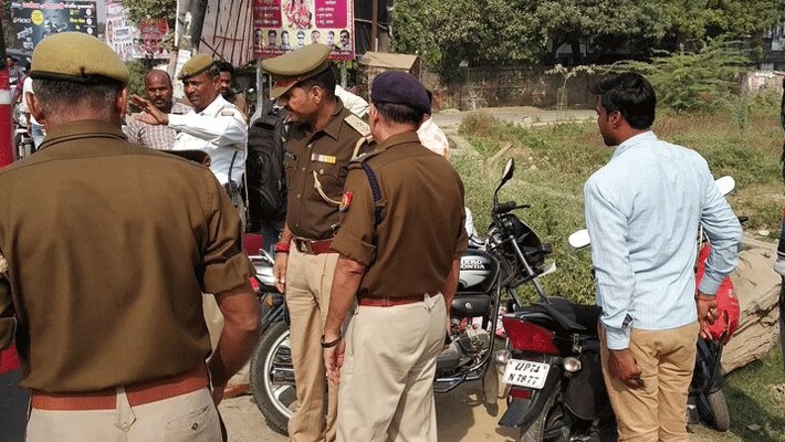 विश्वनाथ ठाकुर ने पुलिस को बताया कि घर में कई बार चोरी हो चुकी है। आरोपित सोनू के पकड़े जाने पर एक बार थाने में शिकायत की थी, लेकिन दबंगों की पैरवी से वह थाने से ही छूट गया था। कुछ दिन पहले धान बेचकर 12 हजार रुपये जमा किए थे। रुपये गेहूं की कोठी में रखे थे। इसकी भनक सोनू को लग गई थी। छानबीन के दौरान गेहूं की कोठी क्षतिग्रस्त मिली।