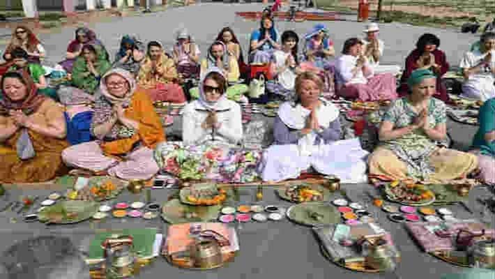 devotees from russia come for moksha of ancestors at gaya pra devotees from russia come for moksha of ancestors at gaya pra