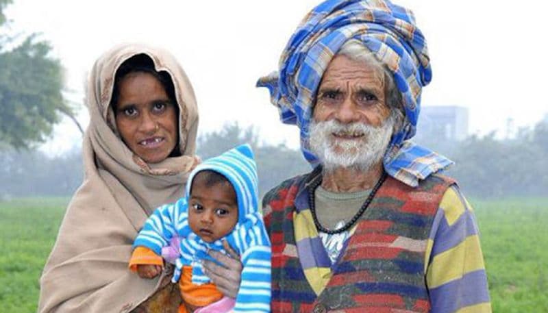 रामजीत महावीर कॉलोनी की एक मजार से लगे जर्जर कमरे में रहते थे। मंगलवार रात वे बुरी तरह झुलस गए थे। जब लोगों की नजर उन पर पड़ी, तो पीजीआइ, रोहतक में एडमिट कराया गया। लेकिन उन्हें बचाया नहीं जा सका।