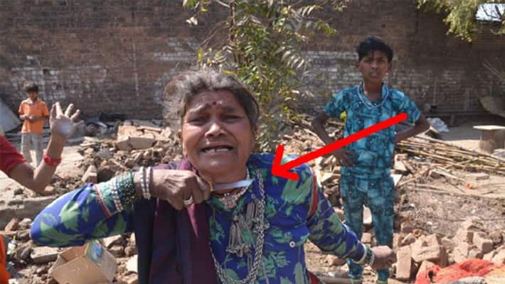 Elderly lady gets angry with knife during the removal of encroachment campaign in Dewas kpa Elderly lady gets angry with knife during the removal of encroachment campaign in Dewas kpa