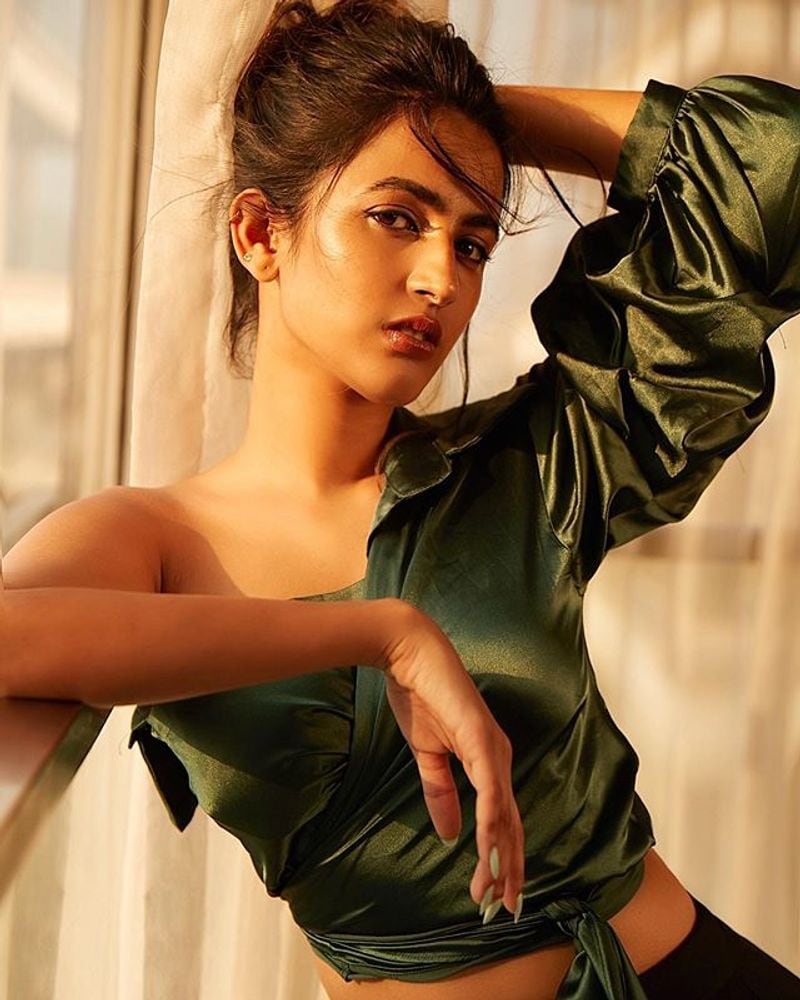 Heroine Niharika konidela latest hot photos