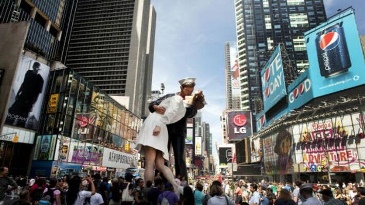 This Lip Lock picture in Times Square has become immortal representation of Love This Lip Lock picture in Times Square has become immortal representation of Love