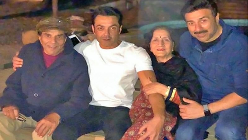 60 साल से बॉलीवुड से जुड़ी है देओल फैमिली : देओल खानदान को फिल्म जगत से जुड़े करीब 60 साल हो चुके हैं। धर्मेंद्र ने अपने करियर की शुरुआत 1960 'दिल भी तेरा हम भी तेरे' से की थी। इसके बाद उनके बेटे सनी देओल फिल्म इंडस्ट्री पर छाए रहे। फिर बॉबी देओल आए। हालांकि बॉबी कुछ खास कमाल नहीं दिखा पाए। अब सनी देओल के बेटे करण देओल सिल्वर स्क्रीन पर डेब्यू कर चुके हैं।