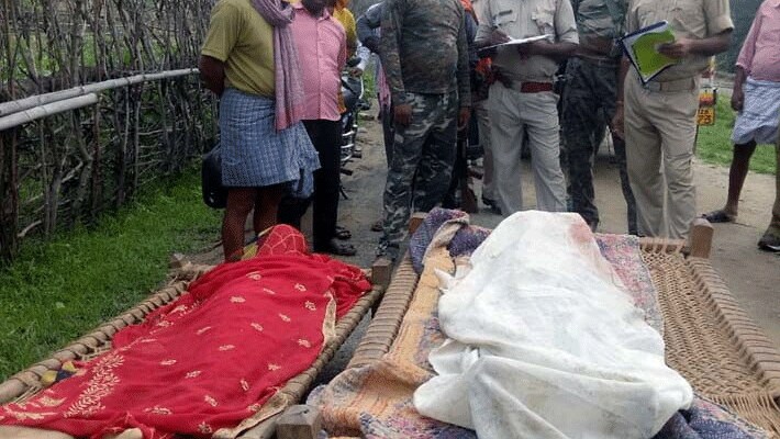 जानकारी के मुताबिक, युवक मुबंई में तो युवती बेंगलूरु में काम करती थी। दोनों एक महीने पहले अपने गांव वापस आए थे। परिजनों बताया कि दोनों ने ही अपने घर में रात का खाना खाया और फिर बाहर निकले थे। लेकिन रातभर वो घर वापस नहीं आए।