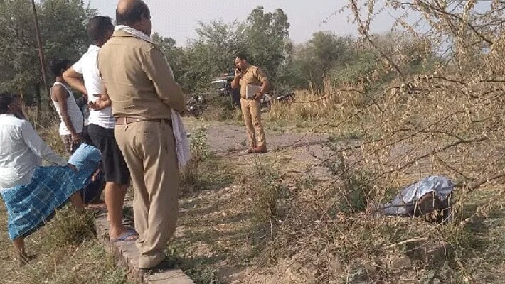 बेटों ने जब पिता को देखा तो वह चिल्ला ने लगे। उनकी आवाज सुनकर आरोपी की पत्नी और पड़ोसी पहुंचे तो उन्होंने देखा कि झाड़ियों में दोनों बच्चियों की लाशें पड़ी हैं।