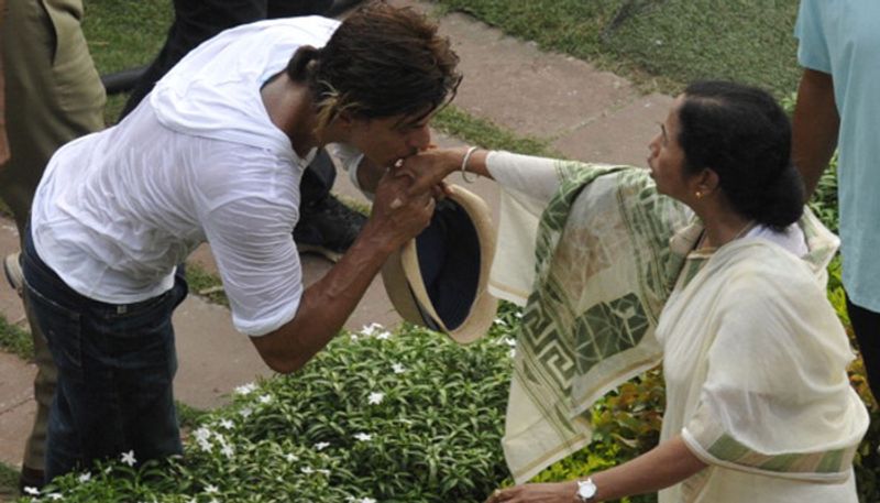 ২০১৪ সালের আইপিএল-এ চ্যাম্পিয়ন হয়েছিল কলকাতা নাইট রাইডার্স। চ্যাম্পিয়ন দলকে সম্বর্ধনা দেওয়া হয়েছিল ইডেন গার্ডেন্সে। সেখানেই মুখ্যমন্ত্রী মমতা বন্দ্যোপাধ্যায়ের হাতে চুম্বন করে শাহরুখ প্রকাশ করেছিলেন এক বিশিষ্ট মানুষের প্রতি তাঁর সম্মানকে।