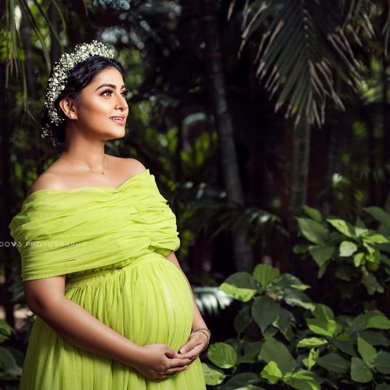 Actress Sneha Prasanna Looks Like Angel In Her Pregnancy PhotoShoot