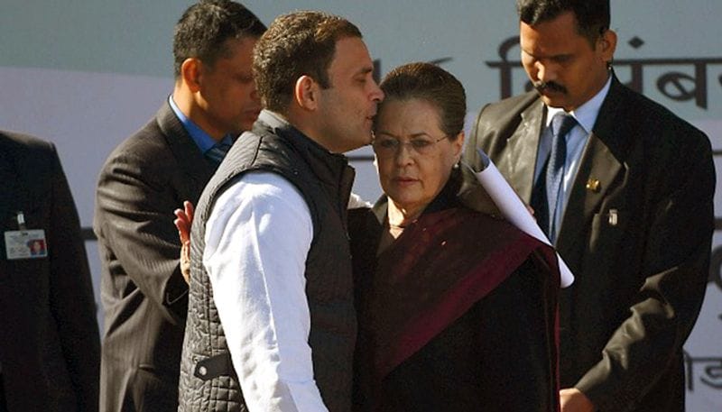 ২০১৭ সালের ১৬ ডিসেম্বর। এই দিনটিতে সনিয়া গান্ধী কংগ্রেস সভানেত্রীর পদ ছেড়ে দিয়েছিলেন ছেলে রাহুল গান্ধী-র জন্য। আর রাহুল মা-এর ছেড়ে দেওয়া পদে কংগ্রেসের সর্বোচ্চ নেতা হিসাবে আসীন হয়েছিলেন। কৃতজ্ঞতা প্রকাশে মা-এর মাথায় রাহুলের এই চুম্বন সেদিন ফ্রেমবন্দি হয়েছিল।