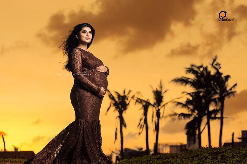 Actress Sneha Prasanna Looks Like Angel In Her Pregnancy PhotoShoot