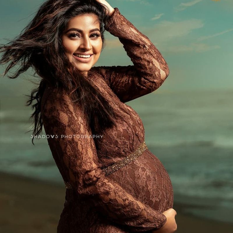 Actress Sneha Prasanna Looks Like Angel In Her Pregnancy PhotoShoot