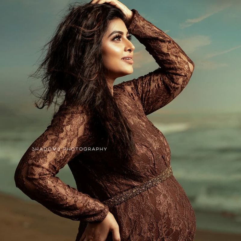 Actress Sneha Prasanna Looks Like Angel In Her Pregnancy PhotoShoot