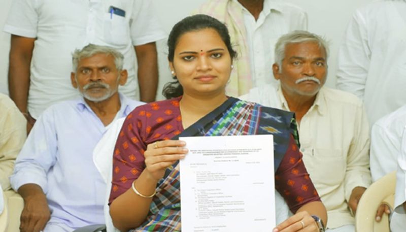 ఇక పిల్లి ఖాళీ చేస్తున్నది కేవలం మంత్రి పదవి మాత్రమే కాదు. అది ఉపముఖ్యమంత్రి పదవి కూడా. జగన్ తన ఐదుగురు ఉప ముఖ్యమంత్రులను సామాజిక వర్గీకరణల ఆధారంగానే తీసుకున్నారు. ఇప్పుడు పిల్లి బయటకు వెళ్లడంతో బీసీ ఉపముఖ్యమంత్రి పోస్టు ఖాళీ అవుతుంది. దానితో విడదల రజిని తనకు మంత్రి పదవి గ్యారంటీ అని సంతోష పడుతున్నారు. ఆమె బీసీ అవడం, గుంటూరు జిల్లాకు చెందిన నేత అవడం వల్ల తనకు పదవి ఖాయం అని అంటున్నారు. పోటీ పడుతున్న మిగిలిన వారంతా అగ్రవర్ణాలు కావడంతో ఆమె తనకు లైన్ క్లియర్ అని భావిస్తున్నారట.