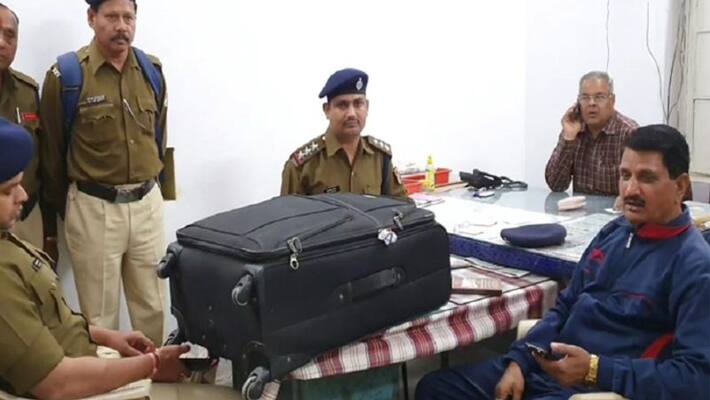 Shocking game of black money, mysterious suitcase found in train in Khandwa kpa Shocking game of black money, mysterious suitcase found in train in Khandwa kpa