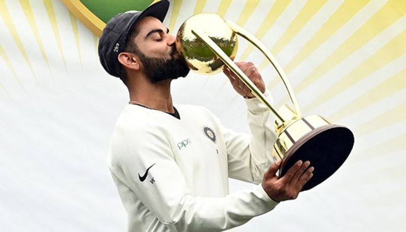 বর্ডার-গাভাসকার ট্রফিতে চুম্বণরত বিরাট কোহলি। ২০১৯ সালের ৭ জানুয়ারি এই ছবিটি তোলা হয়েছিল। সে সময় ভারত ছিল অস্ট্রেলিয়া সফরে।