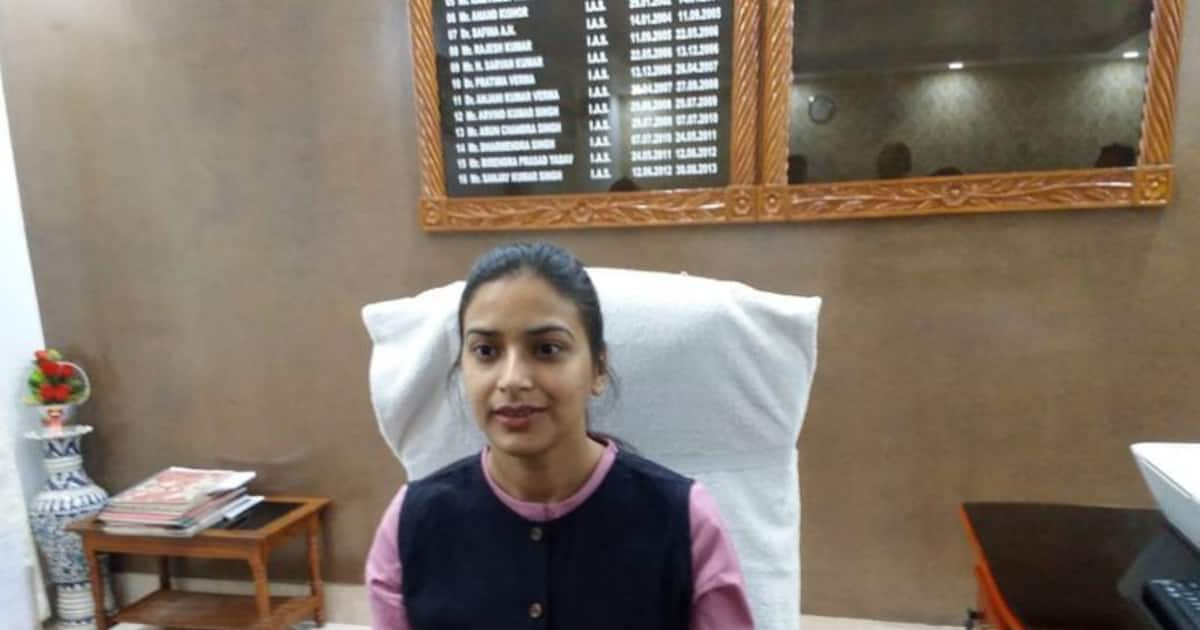 Woman IAS officer Inayat Khan adopts girl children of Pulwama martyrs