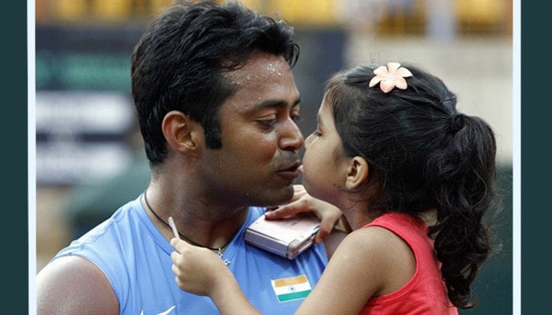 পিতৃস্নেহ। ২০১০ সালের ১৮ সেপ্টেম্বর মেয়েকে চুমু খাওয়া লিয়েন্ডার পেজের এই ছবিটি চিত্র সাংবাদিকদের ক্যামেরাবন্দি হয়।