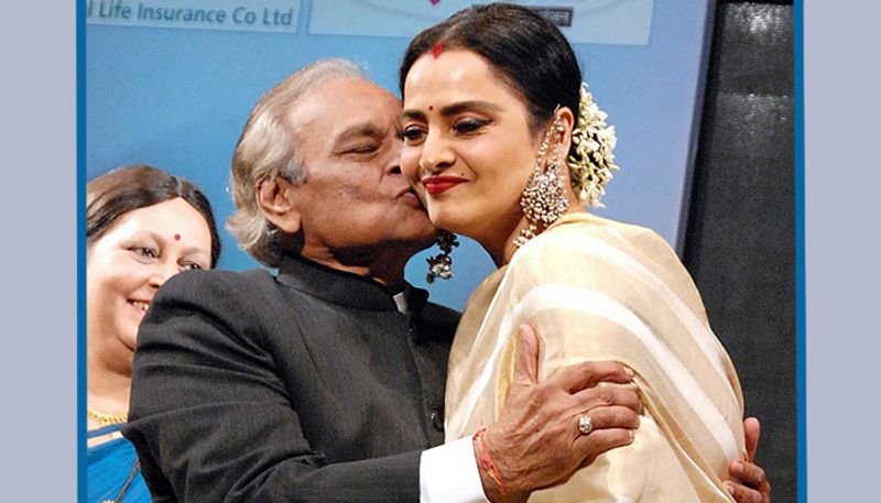 রেখা মানেই এক পাগলপারা উত্তেজনা। রেখা মানেই ভক্তের অন্তরে বয়ে যাওয়া আত্মার উচ্ছ্বাস। যাকে ছোঁয়ার সৌভাগ্য পেলে অনেকে নিজেকে ধন্য মনে করেন। ২০১৭ সালের ১৬ ডিসেম্বর একটি অনুষ্ঠানে এভাবেই রেখার গালে চুম্বনের বলিষ্ট ছাপ রেখে দিয়েছিলেন সুরকার আনন্দজী। কারণ সেই বছর রেখা স্মীতা পাটিল মেমোরিয়াল অ্যাওয়ার্ডস ২০১৭ সম্মানে ভূষিত হয়েছিলেন।