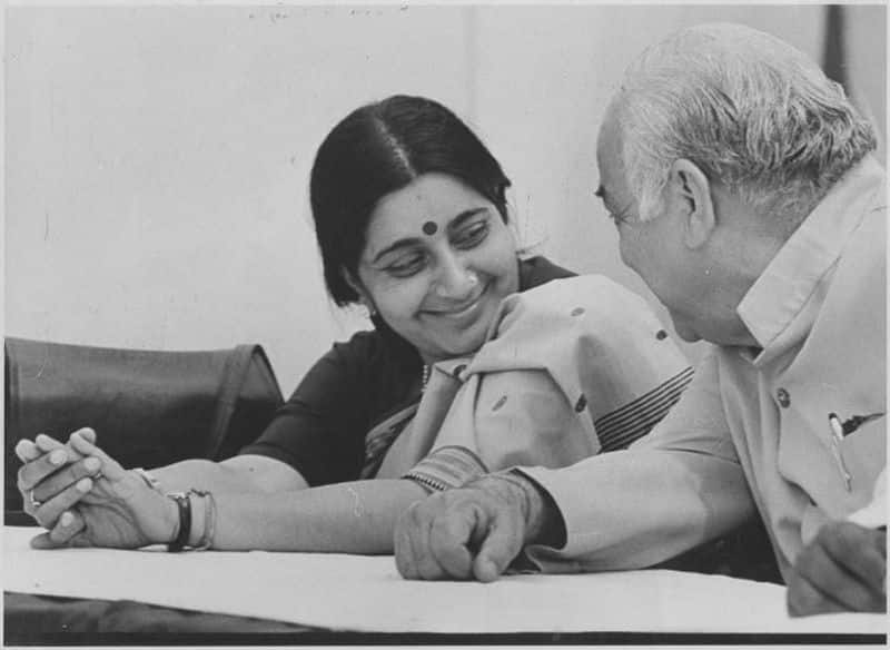 BJP leaders Sushma Swaraj and Madan Lal Khurana talking to each other during a Press Conference at the party office in New Delhi on May 9, 1995. (Photo by Prakash SinghHindustan Times via Getty Images)