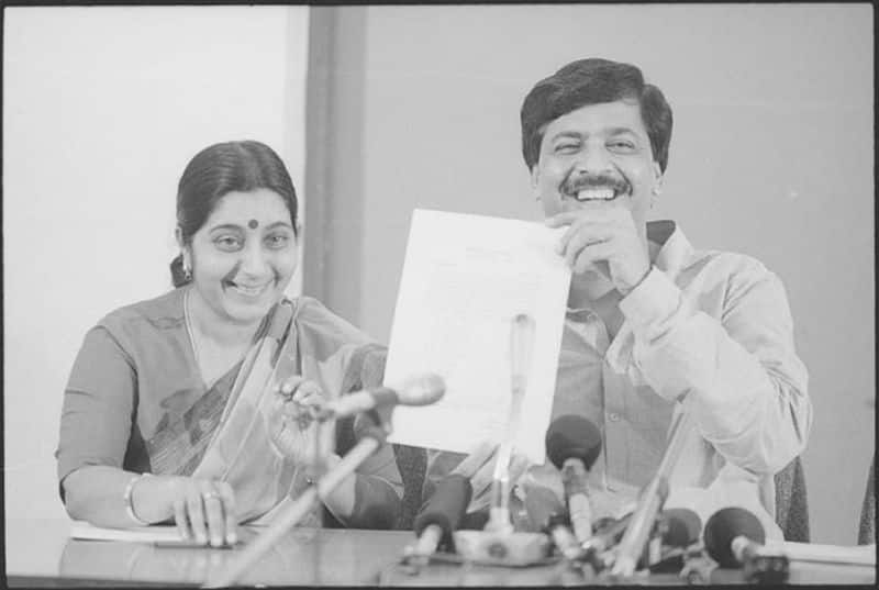 BJP Seat announcement at Ashok road office by Sushma Swaraj and Pramod Mahajan in New Delhi on March 26, 1996. (Photo by ShivaHindustan Times via Getty Images)