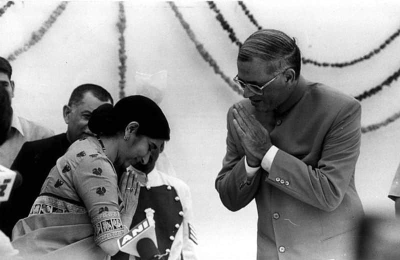 The Lt. Governer of Delhi Vijay Kapoor congratulating Sushma Swaraj after she takes the oath as the new Chief Minister of Delhi State Government on October 12, 1998 in New Delhi. (Photo by T.C.MalhotraGetty Images)