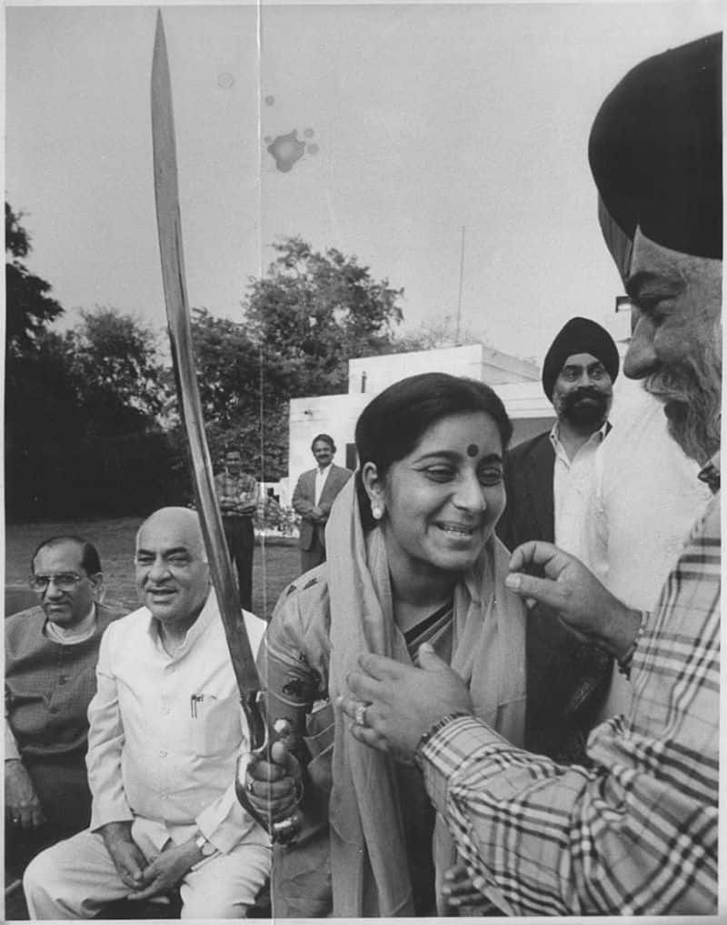 Members of Gurudwara Prabandhak Committee presents a sword to Delhi CM Sushma Swaraj in support to BJP for the Assembly Election in New Delhi on November 17, 1998. (Photo by Pradeep BhatiaHindustan Times via Getty Images)