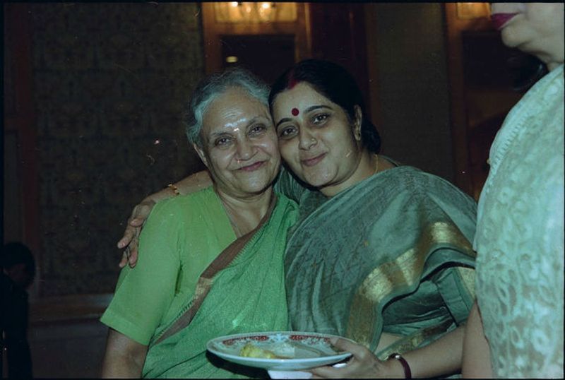 BJP leader and former Delhi Chief Minister Sushma Swaraj with Congress leader and Delhi Chief Minister during Lieutenant Governor Hosted Party on Kargil Vijay Diwas in New Delhi on July 26, 2000.  (Photo by Pradeep BhatiaHindustan Times via Getty Images)