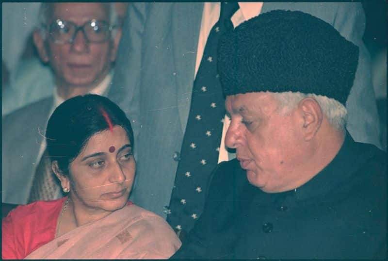 BJP leader Sushma Swaraj with NC leader Farooq Abdullah during New Chief Justice of India AS Anand being sworn in at Rashtrapati Bhavan in New Delhi on October 10, 1998. (Photo by SN SinhaHindustan Times via Getty Images)