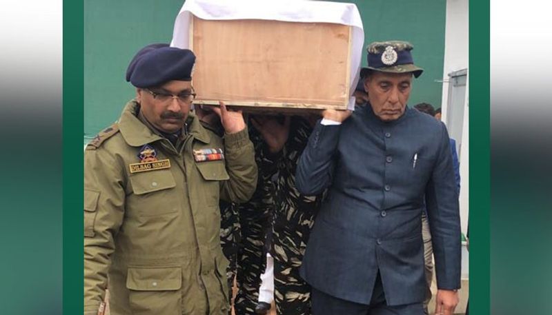 প্রতিরক্ষামন্ত্রী রাজনাথ সিং নিজেই পুলওয়ামায় গিয়ে সেনা সদস্যদের কফিনবন্দি দেহাবশেষ বহন করেন।