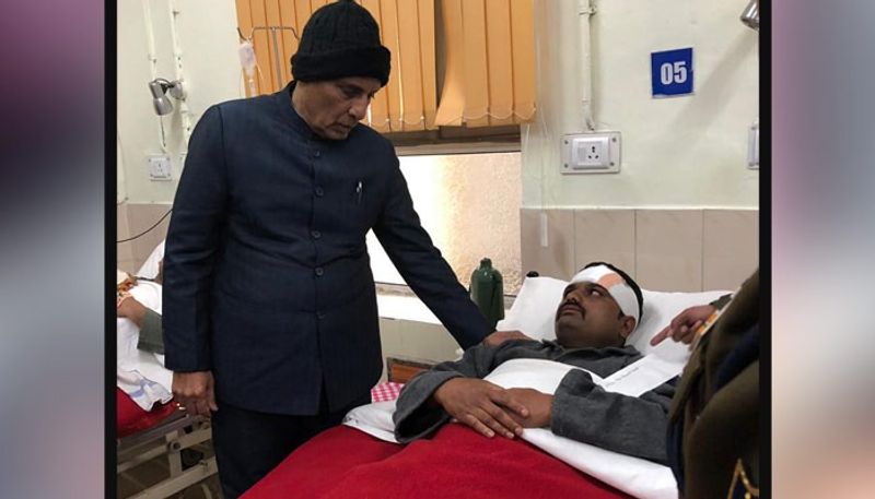 সেনা হাসপাতালে গিয়ে আহত জওয়ানদের সঙ্গে কথাও বলেন প্রতিরক্ষামন্ত্রী।