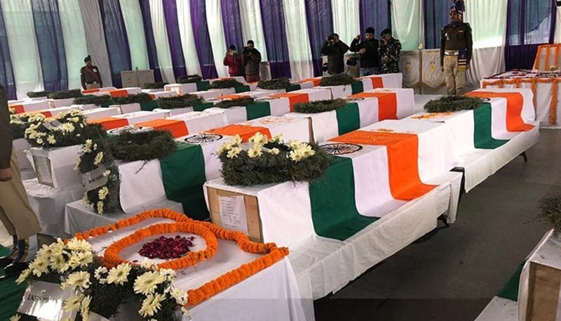 পরে রাজধানী দিল্লিতে নিয়ে আসা হয় নিহত সিআরপিএফ জওয়ানদের কফিনবন্দী দেহ।