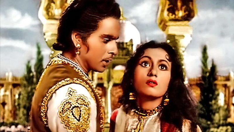 'नया दौर' फिल्म के कुछ हिस्सों की शूटिंग कर चुकी मधुबाला को मेकर्स ने बाकी शूटिंग के लिए ग्वालियर भेजना चाहा। डकैत इलाका होने के चलते पिता ने मेकर्स से लोकेशन चेंज करने का आग्रह किया। जिसके लिए वे राजी नहीं हुए। तब पिता ने मधुबाला को फिल्म छोड़ने और मेकर्स के पैसे लौटाने के लिए कहा।