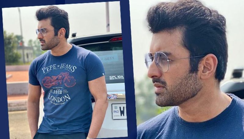 এই বছরের জন্মদিনটাকে আরও স্পেশ্যাল করে তুলতেই অঙ্কুশ এই পরিকল্পনা করেছেন। প্রেমদিবসের দিন তিনি সুখবর দেবেন বলেই জানিয়েছেন। কিন্তু কি সেটা নিজে না বলে উল্টে অনুরাগীদের অনুমান করতে বলেছেন।