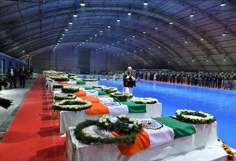 इस मौके पर पीएम मोदी का दर्द और दुख उनके चेहरे पर साफ झलक रहा था। उन्होंने शहीदों के पार्थिव शरीरों का एक पूरा चक्कर लगाया था। इसके बाद उन्होंने कहा था कि शहीदों की शहादत बेकार नहीं जाएगी।