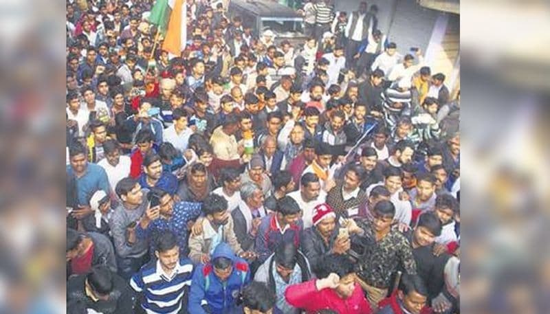 यह तस्वीर भरतपुर जिले के सुंदरावली गांव के शहीद जीतराम की अंतिम यात्रा की है। अपने गांव के वीर को अंतिम सलामी देने मानों सैलाब उमड़ पड़ा था।
