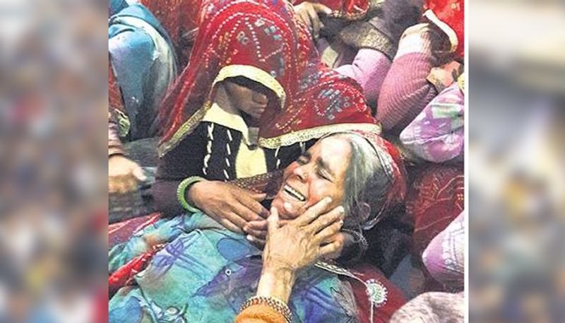 अमरसर की शाहपुरा ग्राम पंचायत गोविंदपुरा बासड़ी के रहने वाले शहीद रोहिताश लांबा की मां घीसी देवी घंटों यूं ही रोती रहीं। लेकिन वे यह भी कहती रही कि आज उनका बेटा नहीं है, लेकिन वो देश पर अपनी जान देकर अमर हो गया।