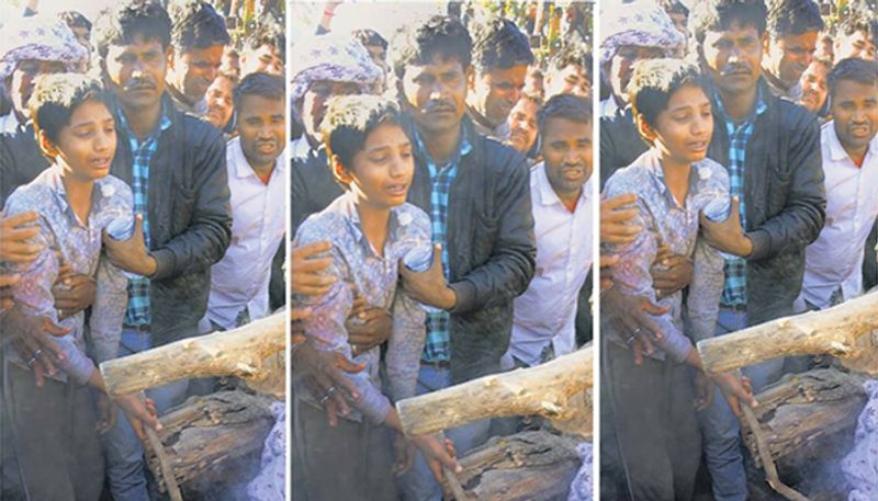 राजसमंद के रहने वाले शहीद नारायण गुर्जर का अंतिम संस्कार करते वक्त उनका बेटा लगातार रोता रहा। लेकिन उसने यह भी कहा कि उसे पापा पर गर्व है।