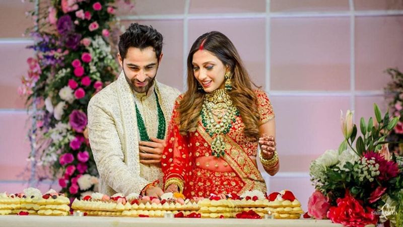 सात फेरे लेने के बाद अरमान-अनीसा ने काटा केक।