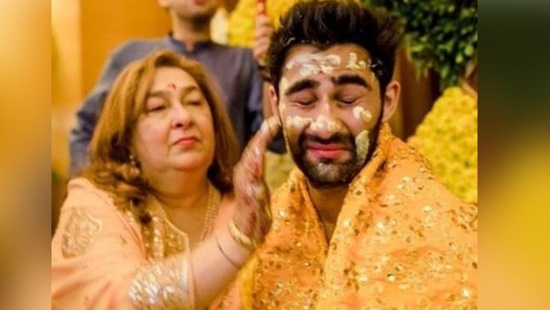 बेटे को हल्दी लगाती मां रीमा जैन।