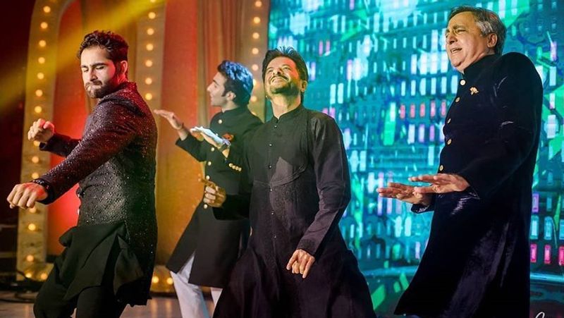 अरमान जौन के ससुर के साथ डांस करते अनिल कपूर। साथ में अरमान और आदर जैन।
